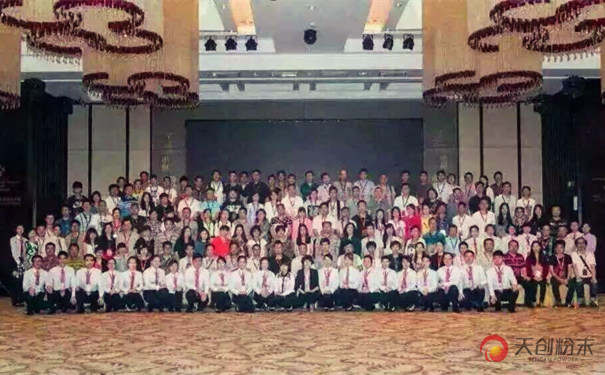 “校企合作”平臺(tái)與天創(chuàng)粉末合影 “校企合作”平臺(tái)與天創(chuàng)粉末合影